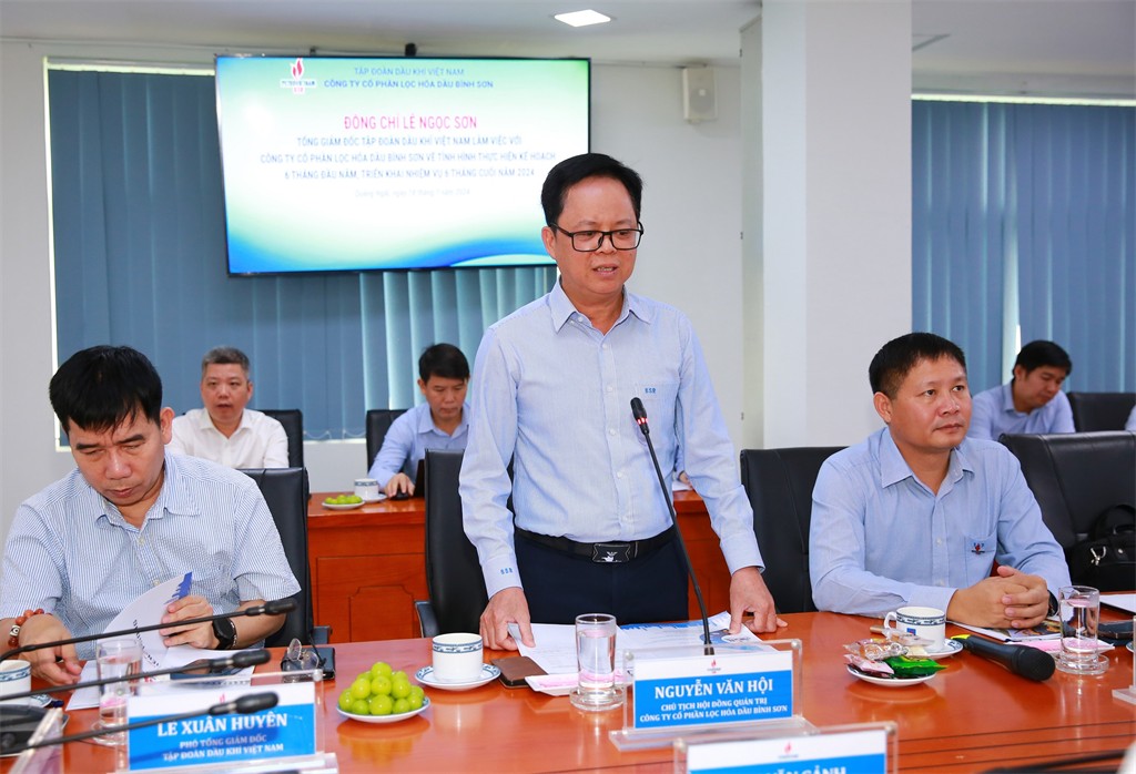Chủ tịch HĐQT BSR Nguyễn Văn Hội báo cáo tại hội nghị