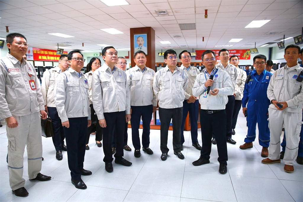 Tổng Giám đốc Petrovietnam Lê Ngọc Sơn và đoàn công tác thăm, kiểm tra công tác vận hành NMLD Dung Quất tại Phòng Điều khiển Trung tâm