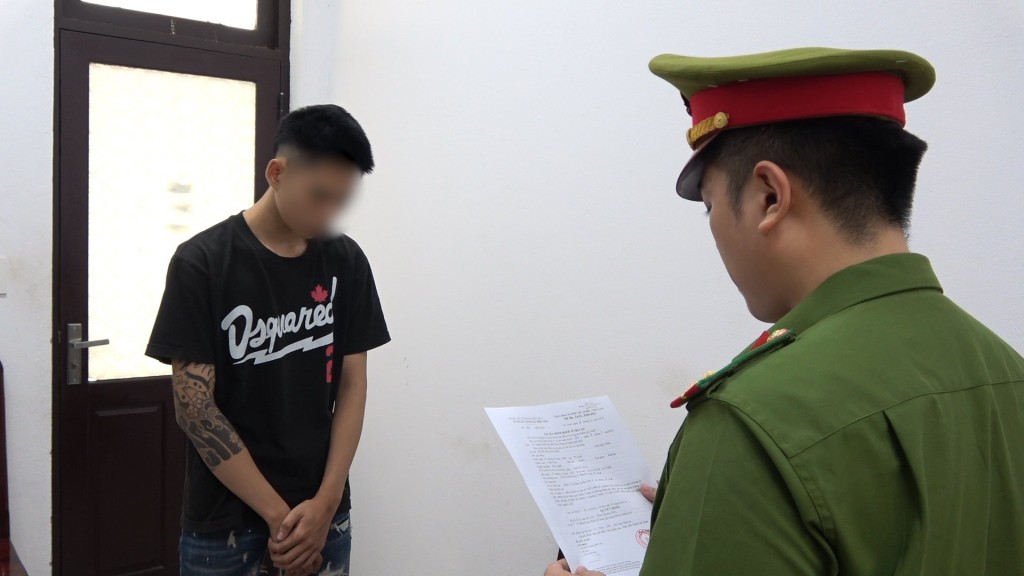 Cơ quan CSĐT Công an TP Huế thực hiện lệnh khởi tố bị can và bắt tạm giam đối với Phan Quang Hiếu (Ảnh CACC)