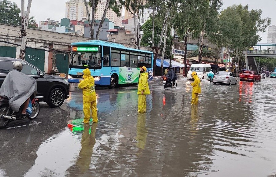 Hà Nội: Nhiều tuyến đường ngập sâu do mưa lớn