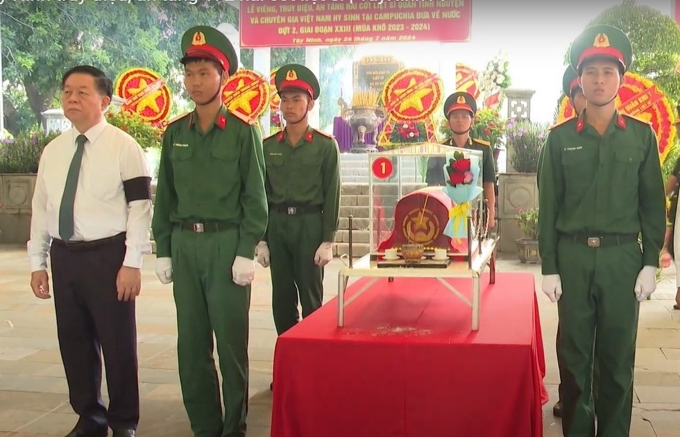 Truy điệu, an táng 172 hài cốt liệt sĩ quân tình nguyện về nước