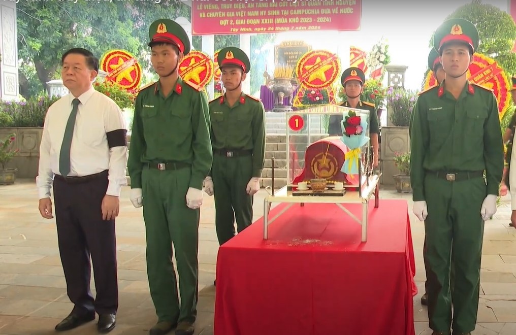 Trưởng Ban Tuyên giáo Trung ương Nguyễn Trọng Nghĩa dự Lễ truy điệu và an táng hài cốt liệt sĩ quân tình nguyện và chuyên gia Việt Nam hy sinh tại Campuchia.