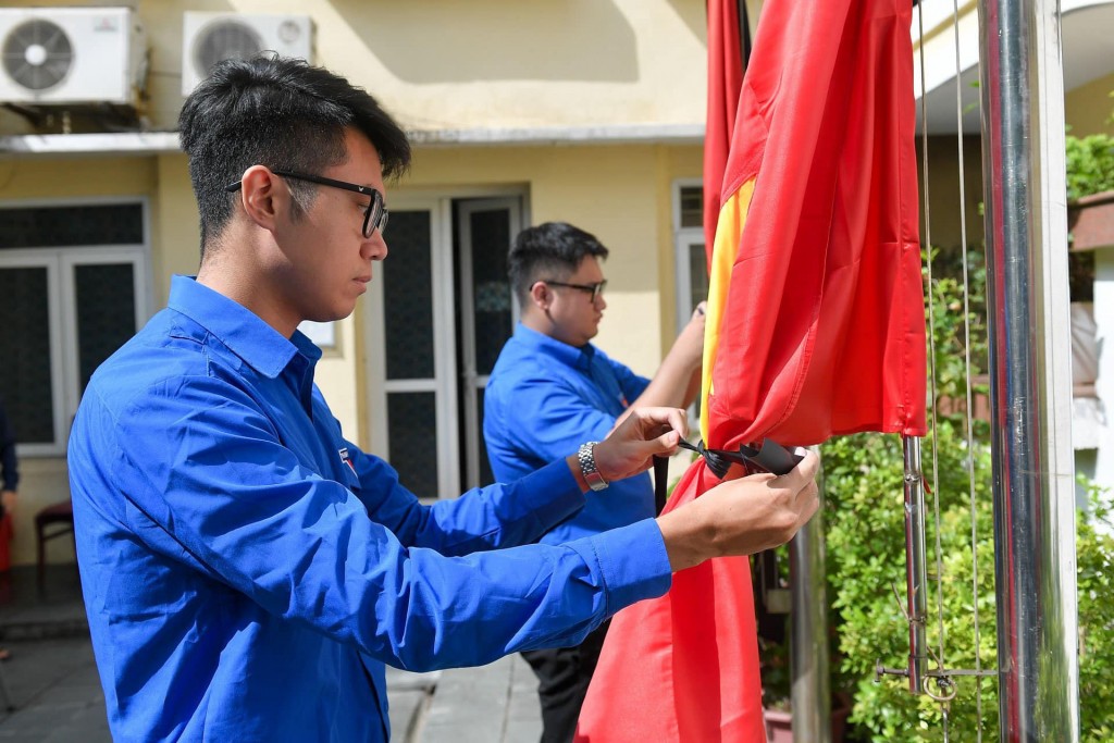 cán bộ, đoàn viên đã treo cờ rủ để tưởng nhớ Tổng Bí thư Nguyễn Phú Trọng