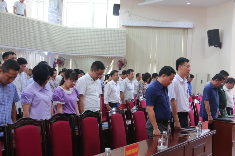 Các đại biểu và cử trị thị xã Sơn Tây cúi đầu tưởng nhớ cố Tổng Bí thư Nguyễn Phú Trọng
