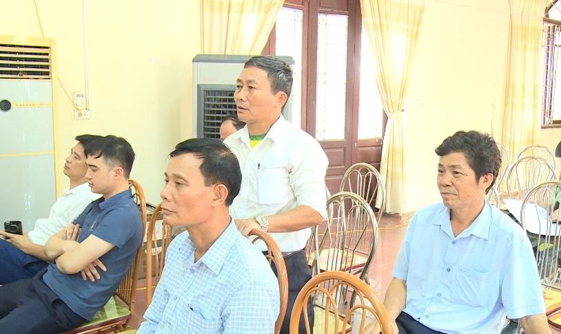 Cử tri huyện Phúc Thọ phát biểu ý kiến tại buổi tiếp xúc. Ảnh: Minh Phú