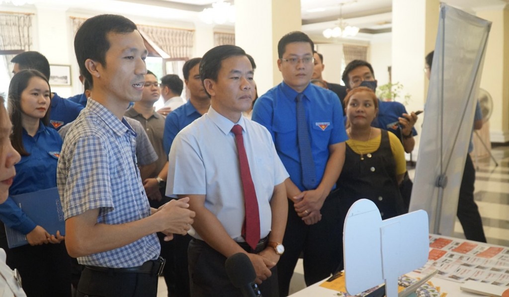 Chủ tịch UBND tỉnh Thừa Thiên - Huế Nguyễn Văn Phương (ở giữa) tại hội nghị đối thoại với thanh niên năm 2023 