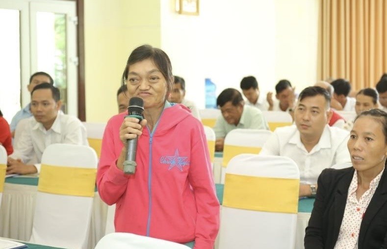 Bà Lê Thị Mĩnh là phụ nữ đơn thân và bị khuyết tật ở chân, bày tỏ phấn khởi khi được dự án hỗ trợ vốn để mua heo giống 