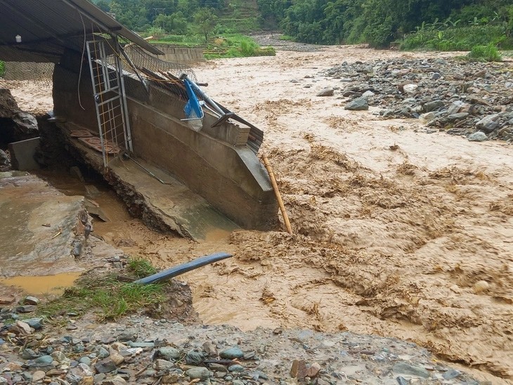 Lũ lớn tràn về gây sập mái hiên nhà dân ở xã Mường Khoa, huyện Bắc Yên, Sơn La