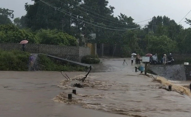 Nước lũ dâng cao tại ngầm tràn Vĩnh Tiến, xã Vĩnh Tiến, huyện Kim Bôi, tỉnh Hòa Bình, gây nguy hiểm cho người dân tham gia giao thông. (Ảnh: TTXVN phát)