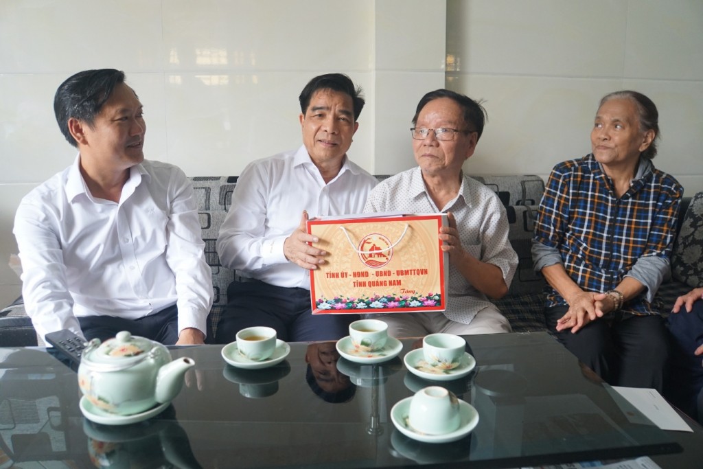 Chủ tịch UBND tỉnh  Quảng Nam Lê Văn Dũng tặng quà Anh hùng Lực lượng vũ trang nhân dân Võ Hường ( Ảnh: quangnam.gov.vn)