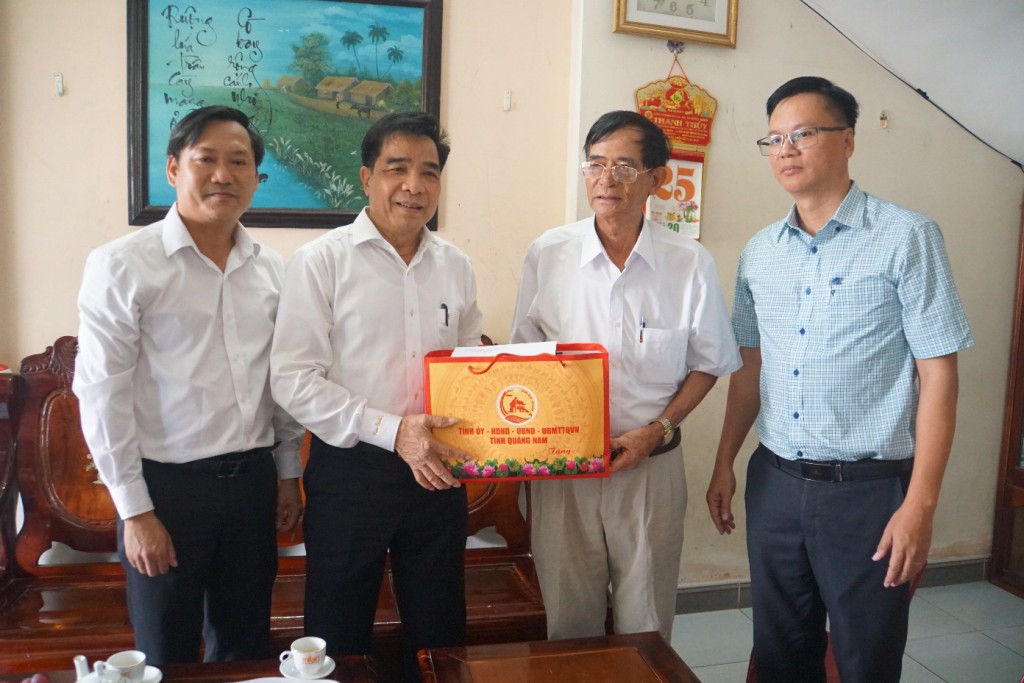 Chủ tịch UBND tỉnh Quảng Nam Lê Văn Dũng thăm hỏi, động viên thương binh Đỗ Xuân Ngọc ( Ảnh: quangnam.gov.vn)