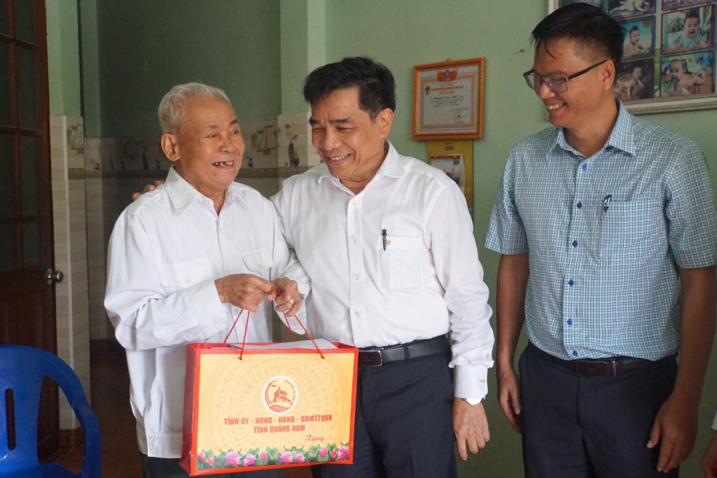Quảng Nam: Chủ tịch UBND tỉnh thăm, tặng quà gia đình chính sách