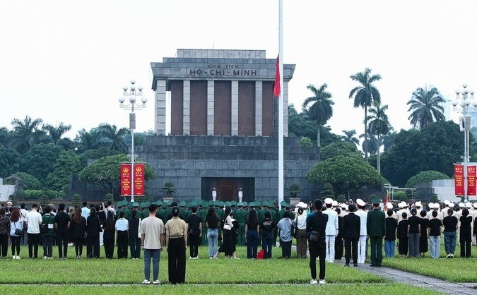 Lễ treo cờ rủ Quốc tang Tổng Bí thư Nguyễn Phú Trọng trên Quảng trường Ba Đình