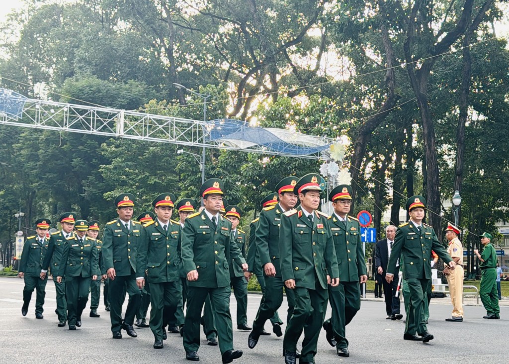 Khoảng 6h30, các đoàn đại biểu TP HCM đã có mặt tại dinh Độc Lập để bắt đầu lễ viếng Tổng Bí thư Nguyễn Phú Trọng