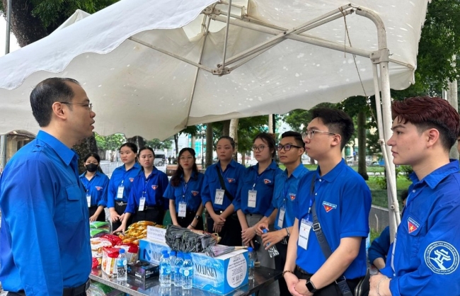 Thanh niên Hà Nội hỗ trợ người dân đến viếng Tổng Bí thư