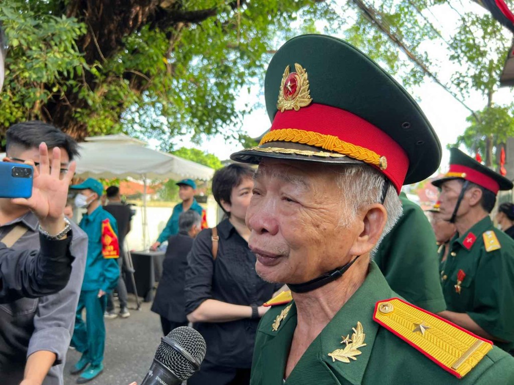 Thương binh Phạm Sinh Nghiên đến viếng Tổng Bí thư Nguyễn Phú Trọng. Ảnh: Cường Ngô