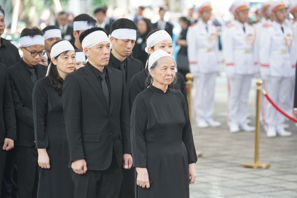 Đoàn gia đình gồm Phu nhân Ngô Thị Mận cùng các con, cháu, chắt vào viếng Tổng Bí thư Nguyễn Phú Trọng.