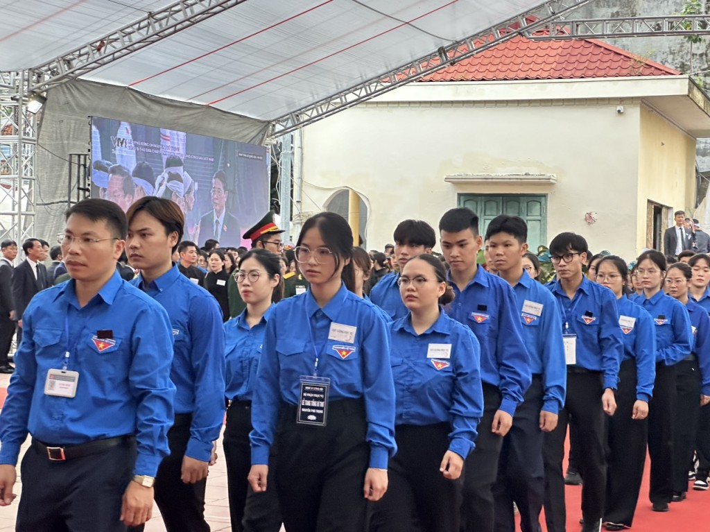 Đoàn viên, thanh niên thôn Lại Đà vào viếng Tổng Bí thư