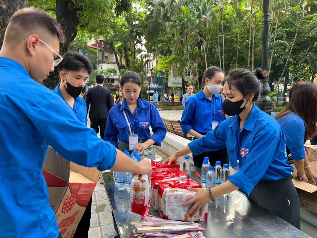 Tại các chốt trực, Thành Đoàn Hà Nội bố trí điểm phục vụ nhân dân miễn phí (cung cấp nước uống, đồ ăn nhẹ, quạt giấy, ô dù, áo mưa…).