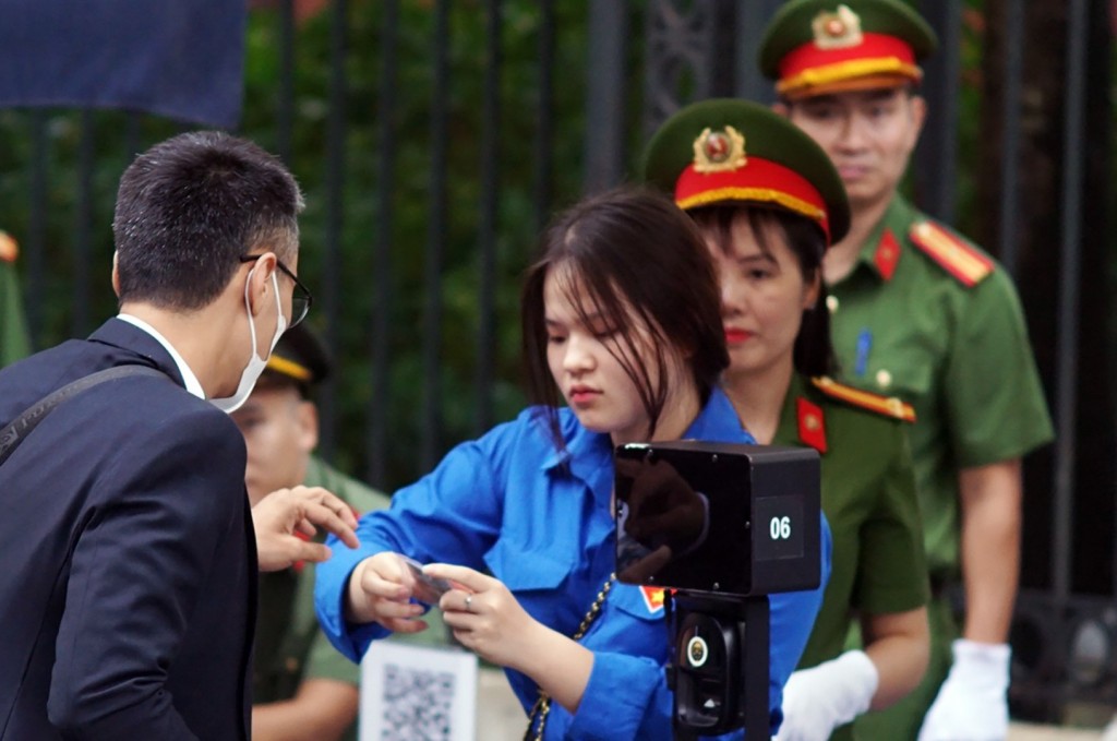 Lực lượng tình nguyện viên hỗ trợ đại biểu vào viếng Tổng Bí thư Nguyễn Phú Trọng