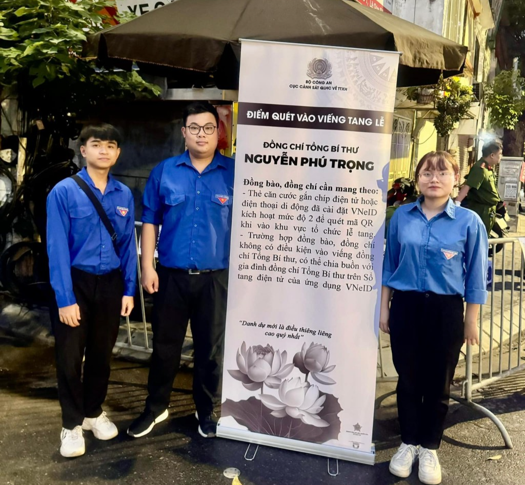 Ban tổ chức lễ tang sẽ tạo điều kiện, sắp xếp cho nhân dân vào viếng Tổng bí thư Nguyễn Phú Trọng. Khi đến viếng, người dân mang theo thẻ căn cước công dân gắn chip điện tử hoặc điện thoại di động cài đặt VNeID kích hoạt mức độ 2 để quét mã QR. Ban tổ chức lễ tang sẽ tạo điều kiện, sắp xếp cho nhân dân vào viếng Tổng bí thư Nguyễn Phú Trọng. Khi đến viếng, người dân mang theo thẻ căn cước công dân gắn chip điện tử hoặc điện thoại di động cài đặt VNeID kích hoạt mức độ 2 để quét mã QR.