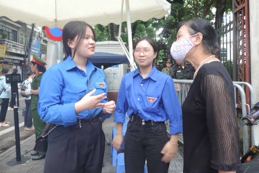 Bạn Hoàng Nhật hướng dẫn người dân đến viếng Tổng 