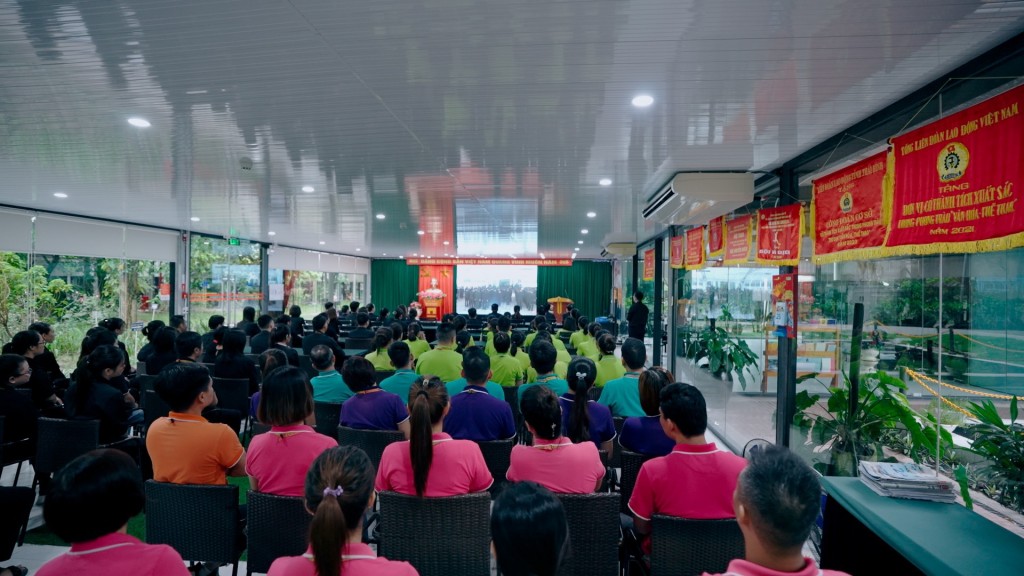 Cán bộ, đảng viên, người lao động Công ty Tân Đệ theo dõi Lễ viếng Tổng Bí thư Nguyễn Phú Trọng