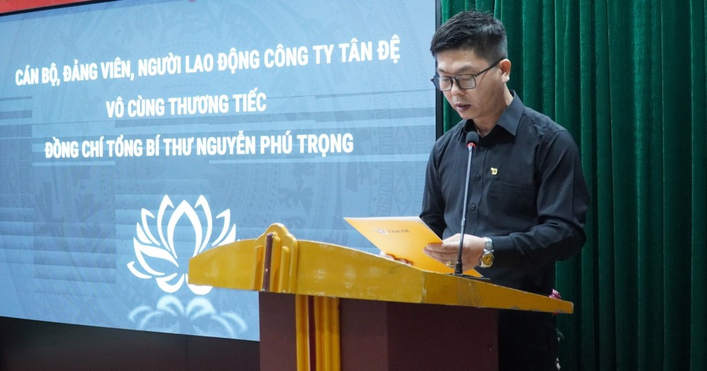 Đồng chí Lê Tuấn Thiên - Bí thư Đảng ủy Công ty Tân Đệ ôn lại công lao to lớn của của Tổng Bí thư Nguyễn Phú Trọng