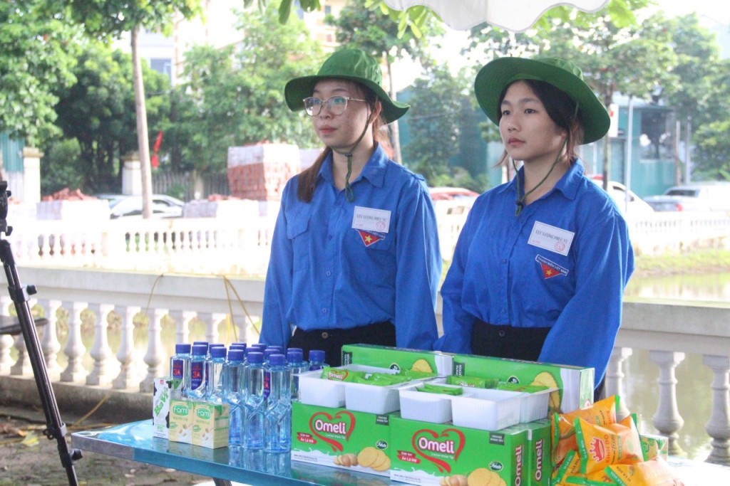 Lực lượng thanh n iên tình nguyện túc trựcdiễn ra lễ viếng Tổng Bí thư Nguyễn Phú Trọng tại quê nhà phía bên ngoài điểm 
