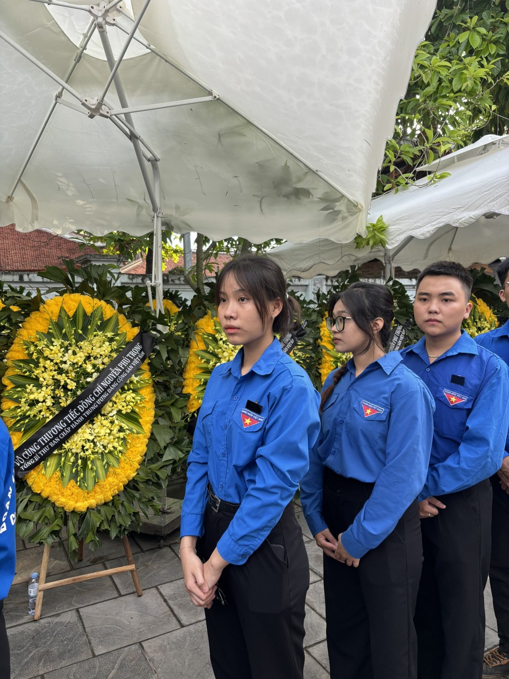 Lực lượng thanh niên hỗ trợ chỉ dẫn, bê vòng hoa hỗ trợ người vào viếng