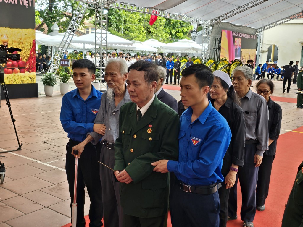 Lực lượng thanh niên tình nguyện phía trong - nơi diễn ra lễ viếng Tổng Bí thư Nguyễn Phú Trọng