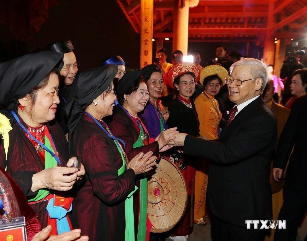 Tổng Bí thư Nguyễn Phú Trọng với các văn nghệ sĩ (Ảnh: TTXVN)
