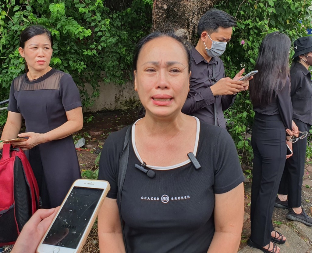 Bà Lai Thị Chinh (ở La Khê, Hà Đông, Hà Nội) nghẹn ngào đến viếng Tổng Bí thư