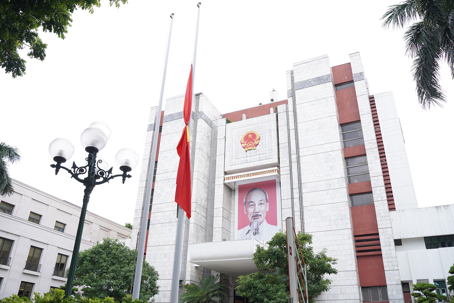 Trụ sở HĐND, UBND TP Hà Nội đã treo cờ rủ từ nhiều ngày nay