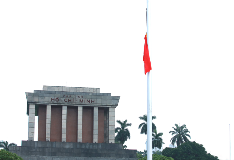 Vào 6 giờ sáng, Bộ tư lệnh Bảo vệ Lăng Chủ tịch Hồ Chí Minh đã thực hiện nghi lễ treo băng tang lên lá Quốc kỳ và thượng cờ rủ tại Quảng trường Ba Đình, chính thức bắt đầu Quốc tang Tổng Bí thư Nguyễn Phú Trọng trong 2 ngày 25 và 26/7. Đội 1, Đoàn 275, Bộ tư lệnh Bảo vệ Lăng Chủ tịch Hồ Chí Minh được giao thực hiện nghi lễ thượng cờ rủ.