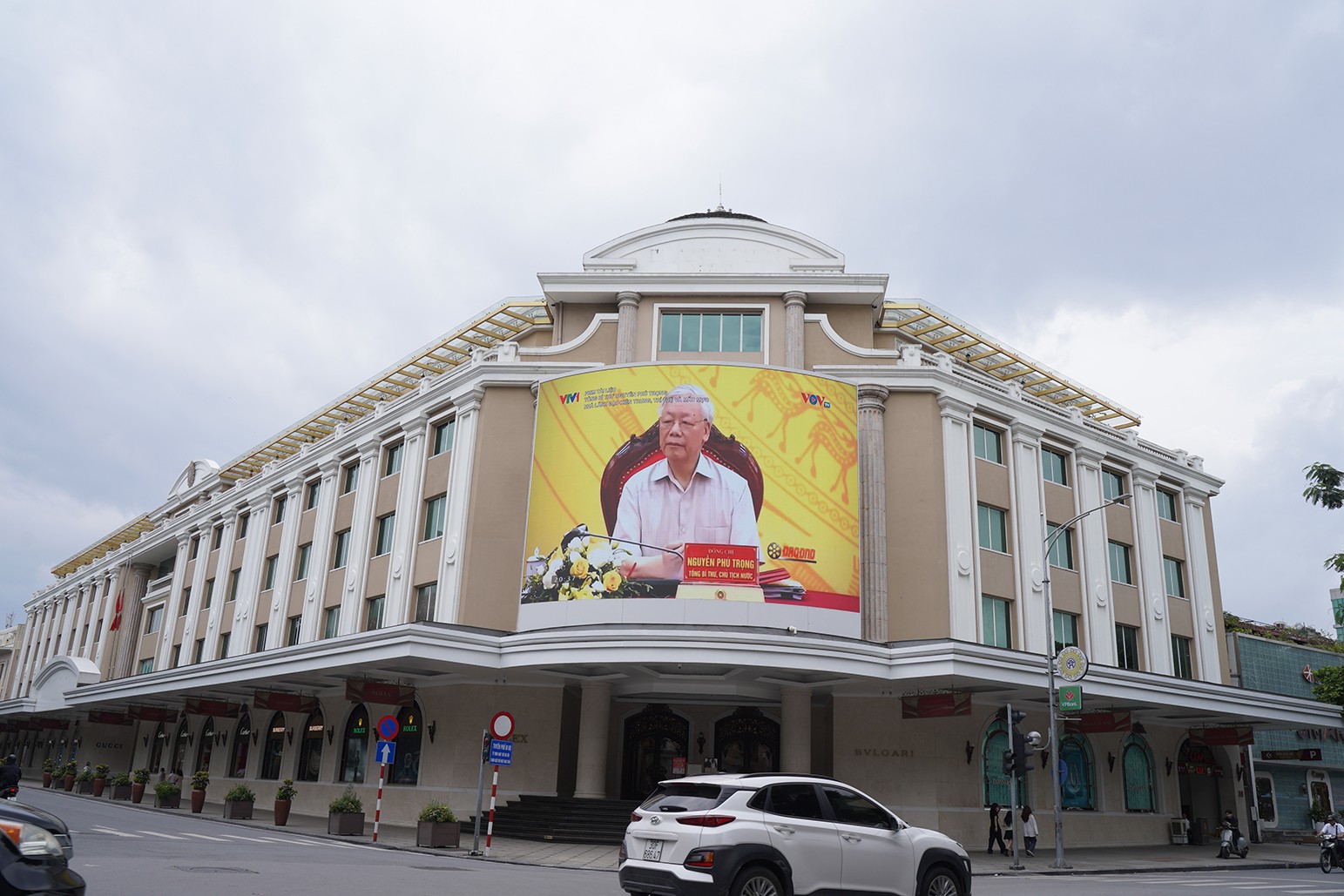 Video tư liệu về cố Tổng Bí thư Nguyễn Phú Trọng được chiếu tại các màn hình lớn