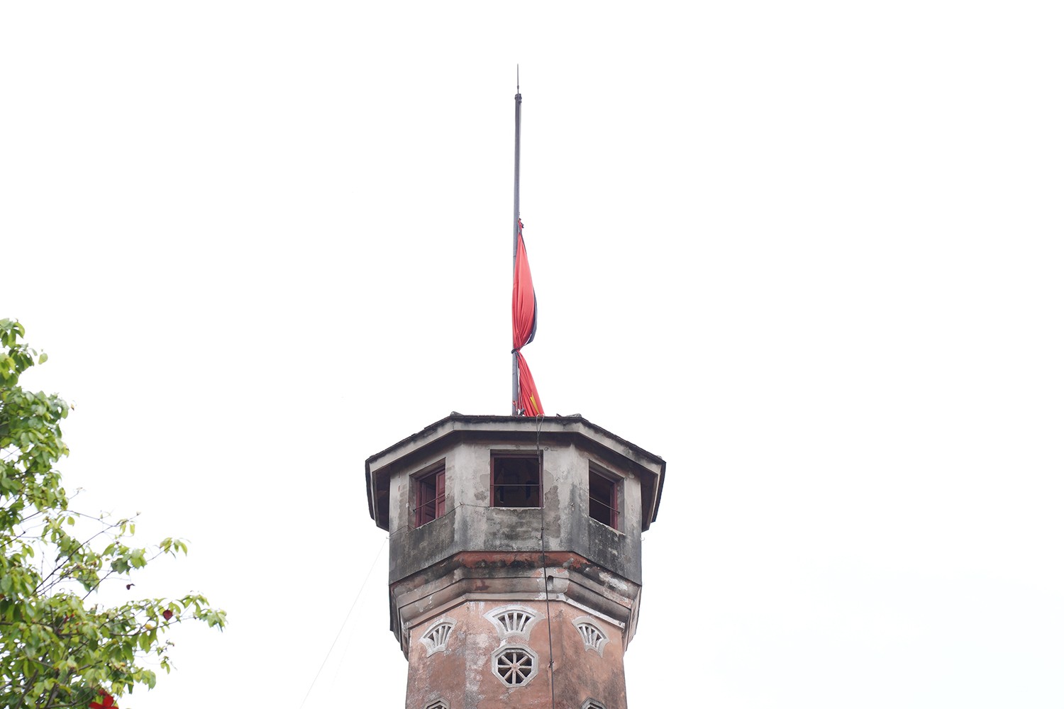 Cột cờ Hà Nội cùng hòa cùng nỗi mất mát của cả nước