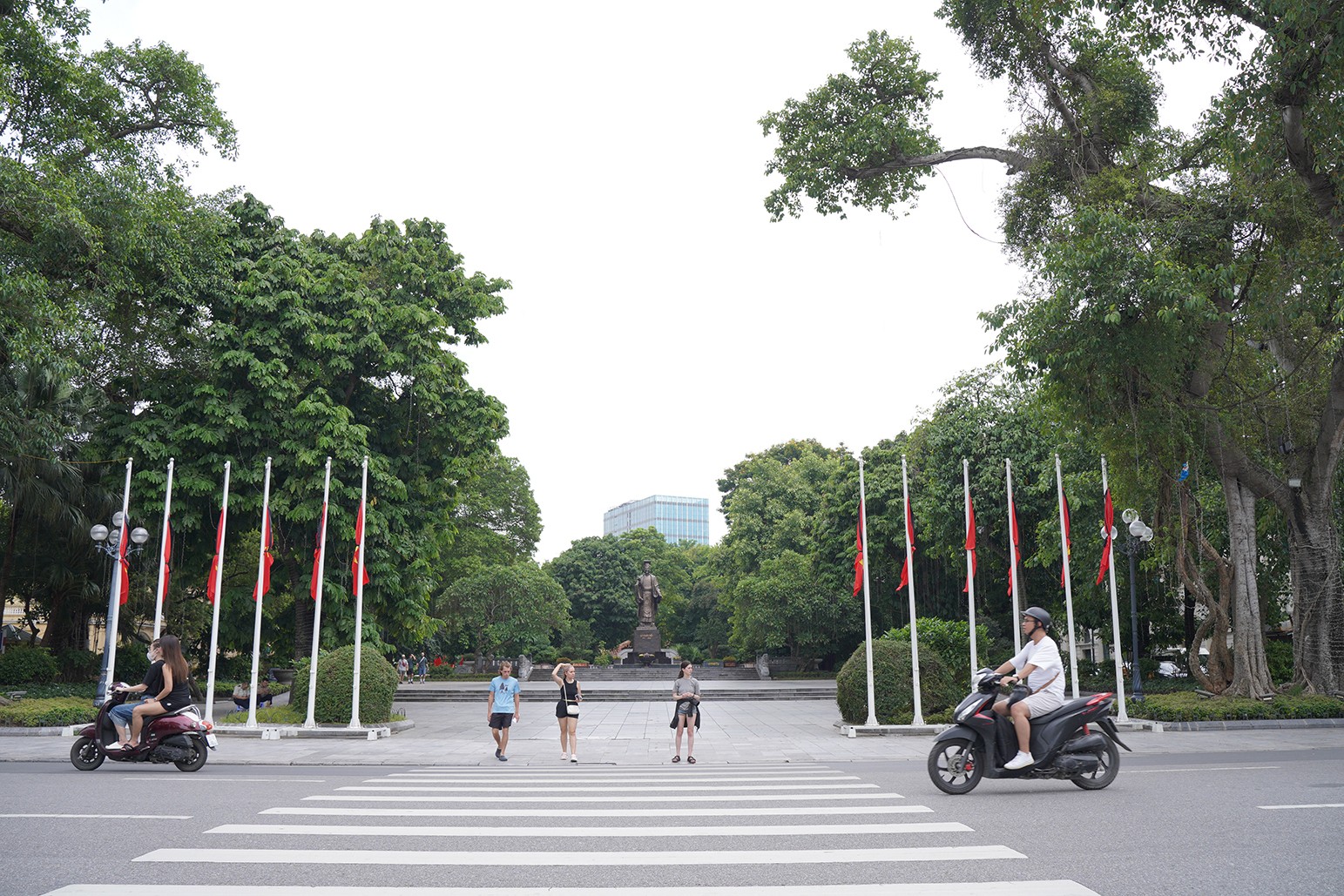 12 lá cờ Tổ quốc Khu vực tượng đài Lý Thái Tổ đã được buộc cờ rủ