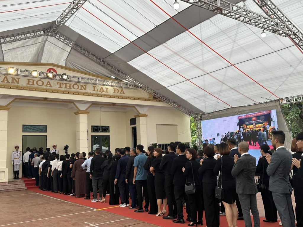 Người dân khắp nơi về tiễn biệt Tổng Bí thư Nguyễn Phú Trọng