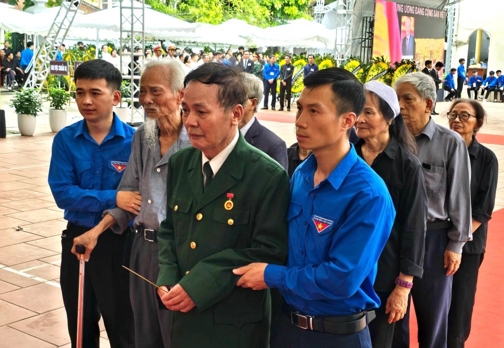 Thanh niên Hà Nội tình nguyện phục vụ Nhân dân viếng Tổng Bí thư