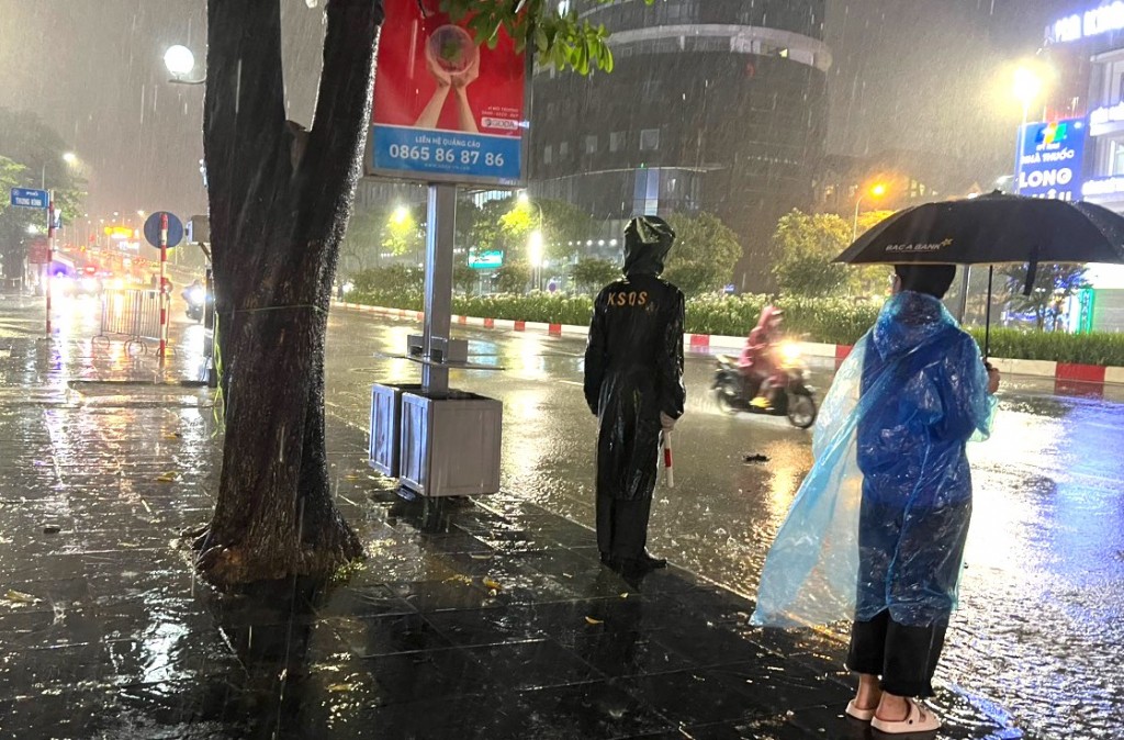 Lực lượng tình nguyện vượt nắng mưa