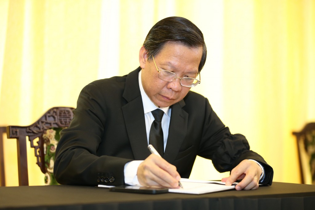 Chủ tịch UBND TP HCM Phan Văn Mãi viết sổ tang