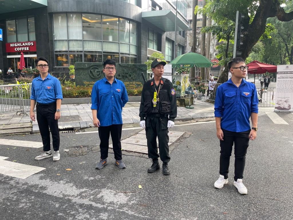 Các bạn thanh niên tình nguyện sẽ hỗ trợ lực lượng chức năng nhằm đảm bảo an toàn giao thông cho người dân đến viếng Tổng Bí thư Nguyễn Phú Trọng