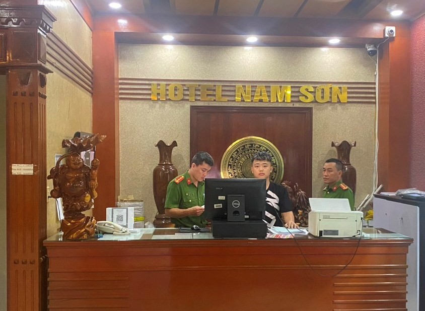 Lực lượng chức năng làm việc với đại diện cơ sở kinh doanh Hotel Nam Sơn