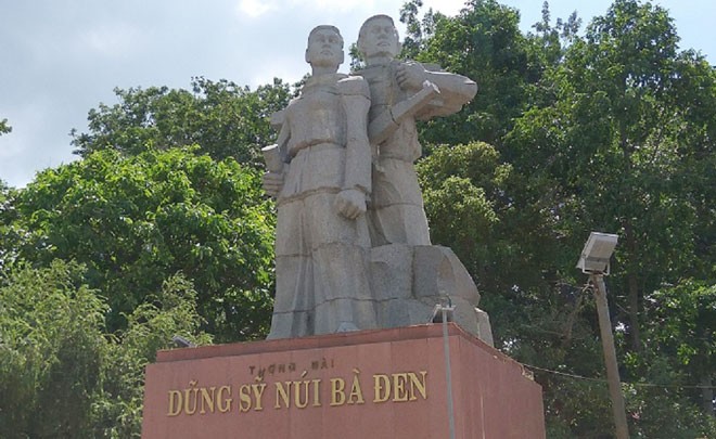 Tượng đài Dũng sĩ núi Bà Đen tại chân núi