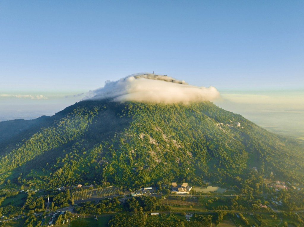    Toàn cảnh đỉnh núi Bà Đen trong mây