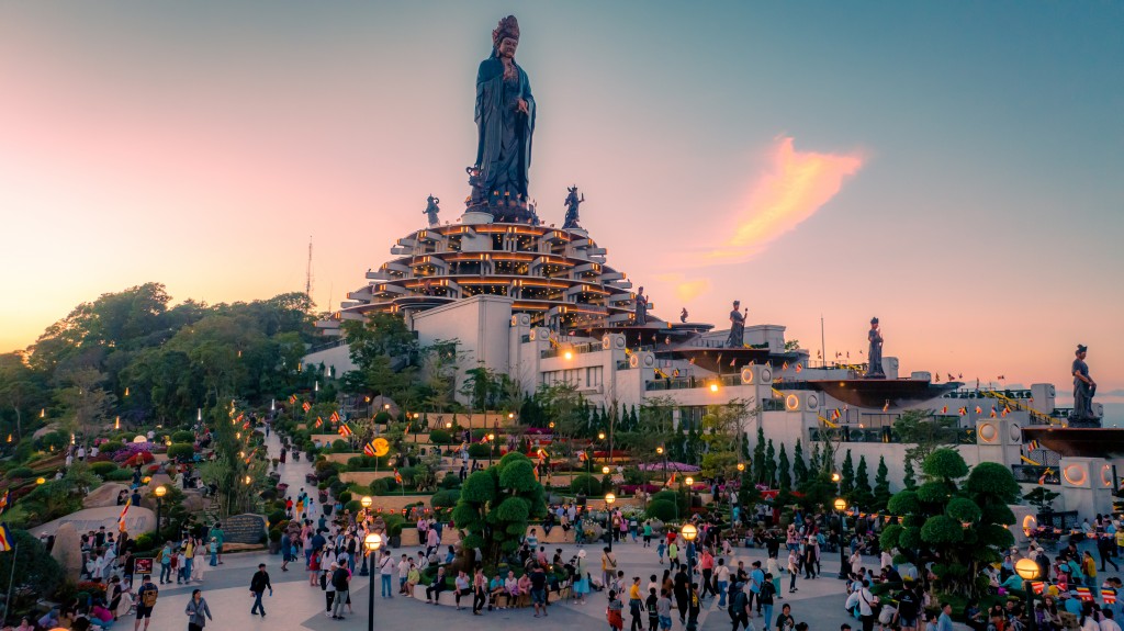 Núi Bà Đen ngày nay đón hàng triệu du khách đến chiêm bái mỗi năm