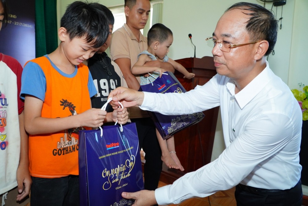 Nhà báo Nguyễn Mạnh Hưng trao quà cho các em nhỏ có hoàn cảnh khó khăn tại huyện Anh Sơn (Nghệ An)