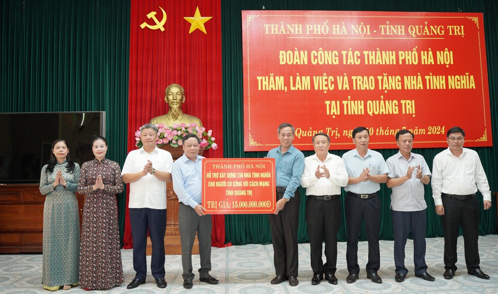 Phó Bí thư Thành ủy Hà Nội Nguyễn Văn Phong trao tặng 150 nhà tình nghĩa, trị giá 15 tỷ đồng tại Quảng Trị