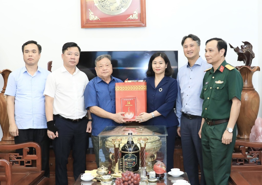 Phó Bí thư Thường trực Thành ủy Nguyễn Thị Tuyến thăm hỏi gia đình thương binh Hoàng Ngọc Thành (Mỹ Đức, Hà Nội)